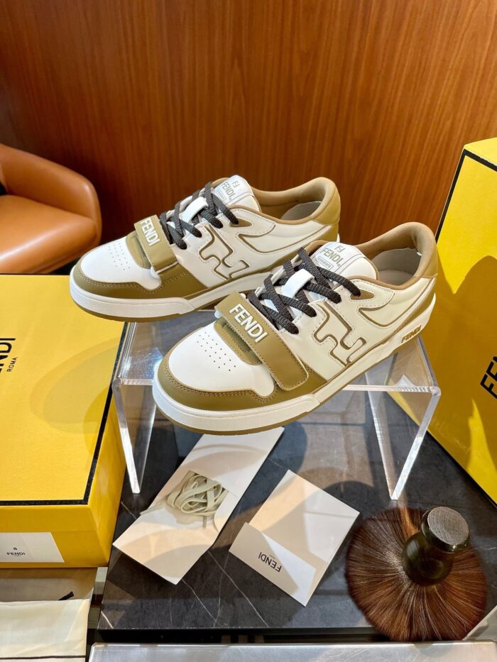 Sneakers Fendi di lusso con logo, design elegante e combinazione di beige e bianco.