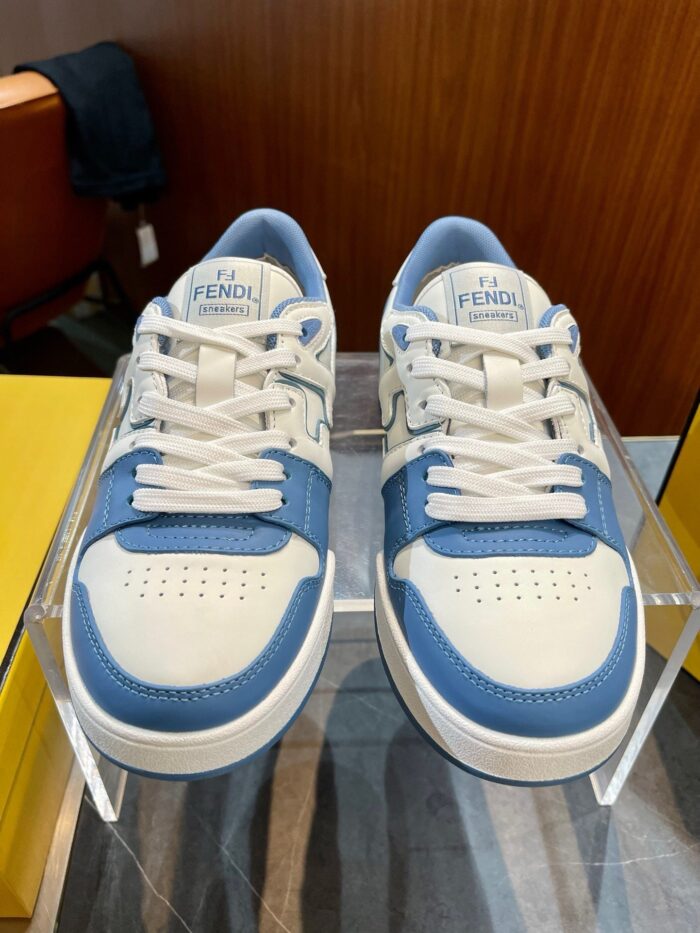 Sneaker bianca con dettagli azzurri, stile moderno, esposta in boutique di lusso.
