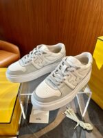 Sneakers moderne in pelle bianca e grigia, stile casual e versatile per ogni occasione.