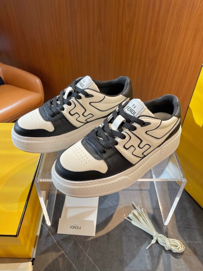 Scarpe sportive beige e nere con suola spessa, stile moderno e design elegante.