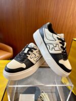 Sneakers donna moderne bianco e nero, stile streetwear, comfort e design trendy.