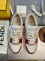 Sneaker Fendi luxury con dettagli moderni, color block bianco, rosso, rosa e cuoio, alta moda.