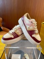 Sneakers moderne con suola spessa, logo audace e design colorato, perfette per ogni occasione.