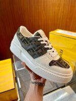 Sneaker moderna con logo, suola spessa e design elegante, perfetta per look casual e di tendenza.