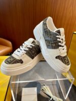 Sneakers di design moderno con logo, su stand elegante in ambiente raffinato.