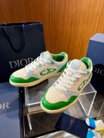 Scarpe sportive di lusso bianco e verde con packaging premium e dettagli eleganti