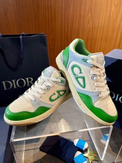 Sneakers di lusso Dior in grigio con dettagli verdi e logo iconico, stile moderno e raffinato.