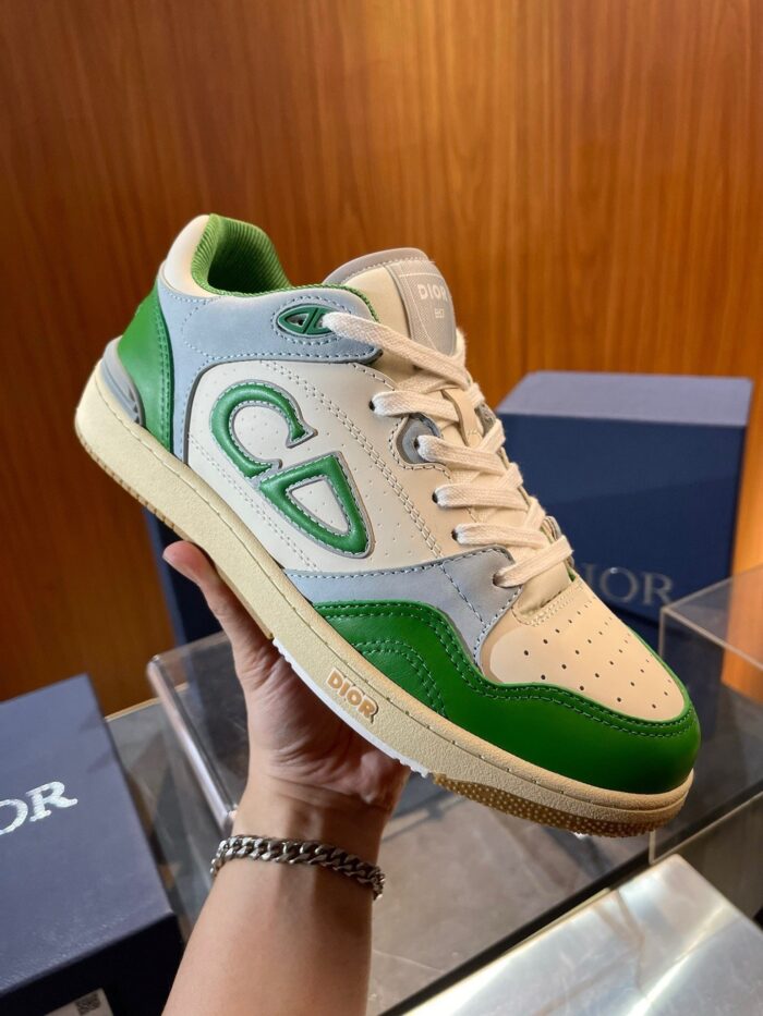 Sneaker di lusso bianca e verde con logo oversize, design elegante e dettagli di alta qualità.
