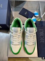 Sneakers Dior sportive con dettagli verdi, stile elegante e comfort di lusso.