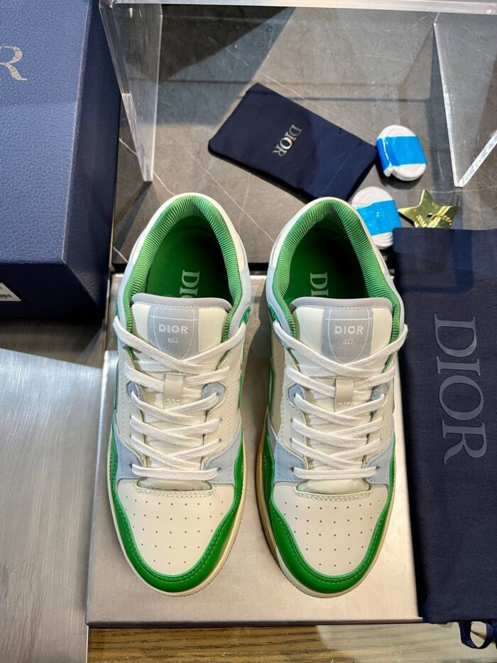 Sneakers Dior sportive con dettagli verdi, stile elegante e comfort di lusso.