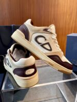 Sneakers moderne in crema e marrone con design sportivo e dettagli di alta qualità.