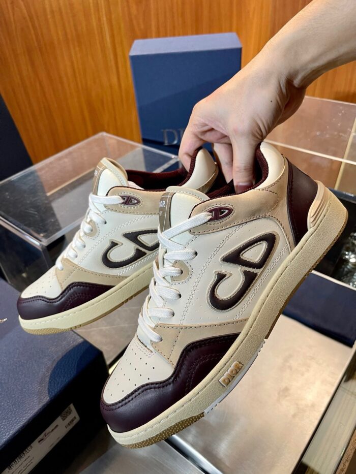 Sneakers vintage beige e bordeaux, moderne e di tendenza, perfette per uno stile unico e casual.