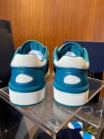 Sneaker color teal e crema, stile moderno, dettagli curati, perfette per look casual eleganti.