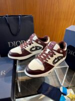 Sneakers Dior di lusso con logo elegante e confezione raffinata, stile e design sofisticato.