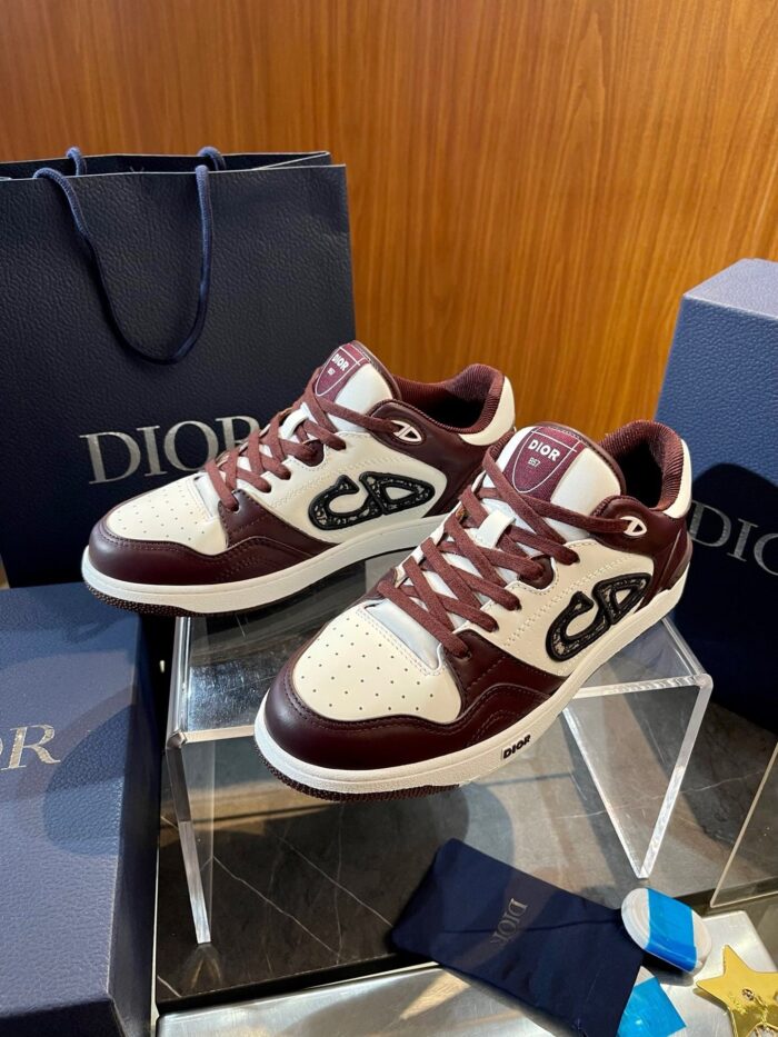 Sneakers Dior di lusso con logo elegante e confezione raffinata, stile e design sofisticato.