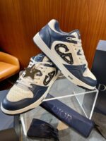Sneakers di lusso 2024 con logo, stella charm e design elegante in navy e crema.