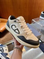 Sneaker moderna beige e navy con suola in gomma vintage, stile elegante e comfort quotidiano.