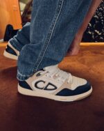 Sneaker casual con logo CD e jeansampia, stile streetwear alla moda.