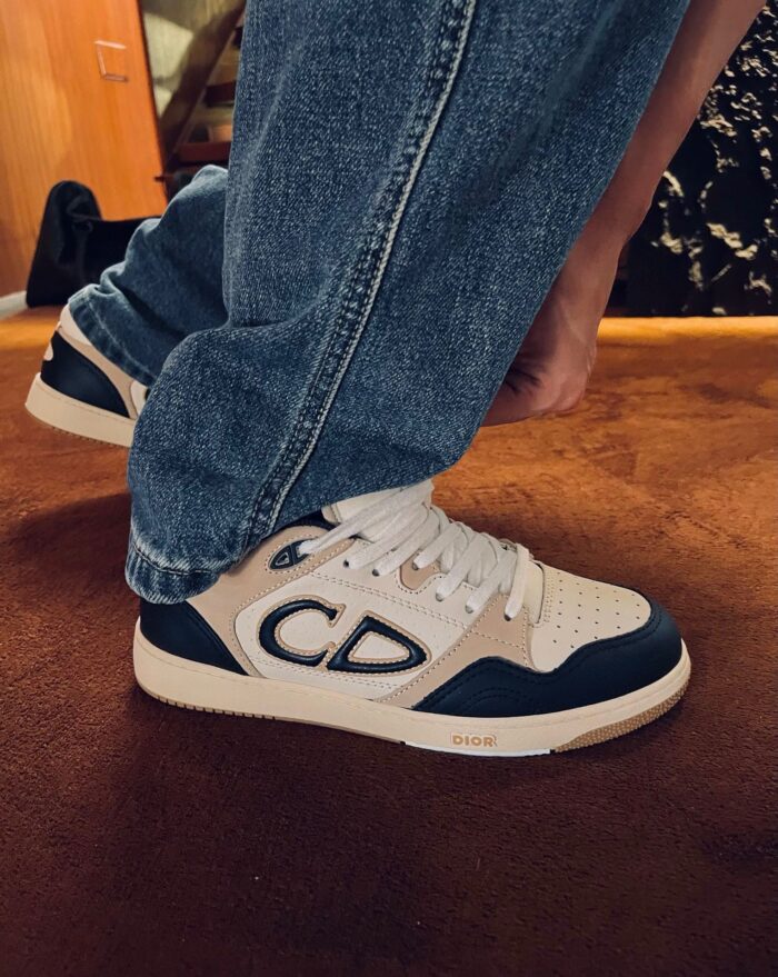 Sneaker casual con logo CD e jeansampia, stile streetwear alla moda.