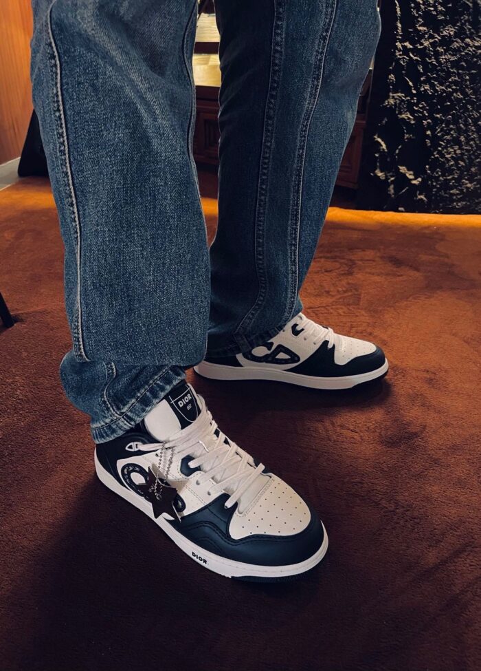 Scarpe moderne e casual con jeans su pavimento accogliente, stile urbano e comfort quotidiano.