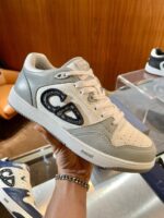 Sneaker bianca e grigia moderna con logo in contrast, perfetta per stile casual e urbano.
