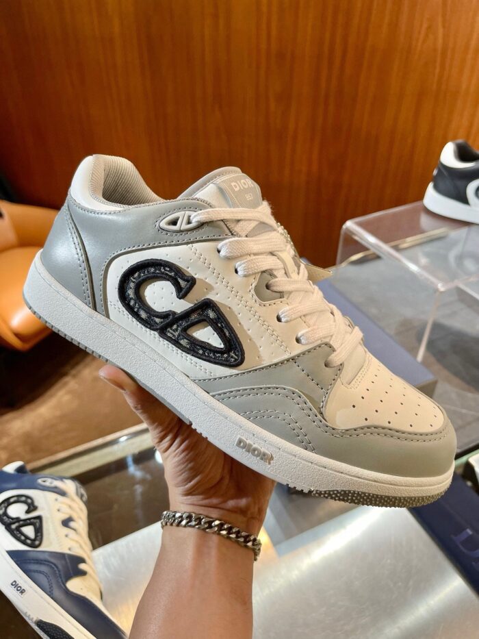 Sneaker bianca e grigia moderna con logo in contrast, perfetta per stile casual e urbano.