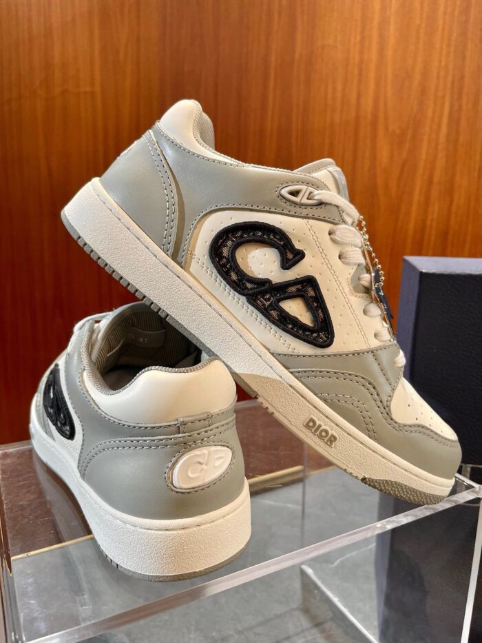 Sneakers di lusso con logo C nera, stile moderno e design elegante, per un look di tendenza.