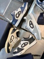 Sneaker di design 2024, stile elegante e dettagli raffinati su superficie riflettente metallica