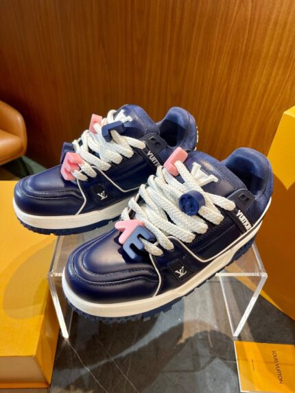 Sneakers navy blu con lacci bianchi e charm colorati, perfette per stile giovane e casual.