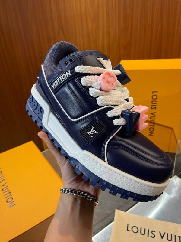 Sneaker di lusso Louis Vuitton con dettagli colorati e design moderno in pelle blu e bianco.