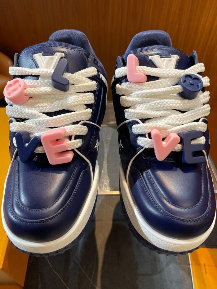 Scarpe sneakers navy con lacci colorati e dettagli divertenti, stile moderno e di tendenza.