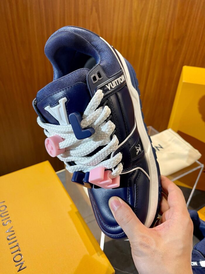 Sneaker navy con lacci bianchi e tochetti rosa, stile moderno e dettagli colorati elegante.