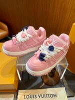 Sneakers rosa Louis Vuitton trendy e di lusso su pedana, stile street e high fashion.