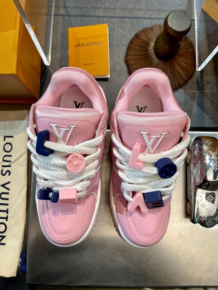 Sneaker rosa trendy con lacci colorati e logo Nike, stile streetwear di lusso.