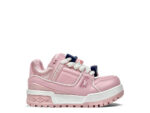 Sneaker rosa e navy con piattaforma, dettagli eleganti e suola antiscivolo moderna.