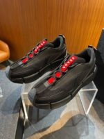 Sneakers nere con dettagli rossi, suola geometrica, stile moderno e comfort urbano