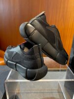 Sneakers nere sportive moderne su stand di vetro, design minimalista e dettagli eleganti.