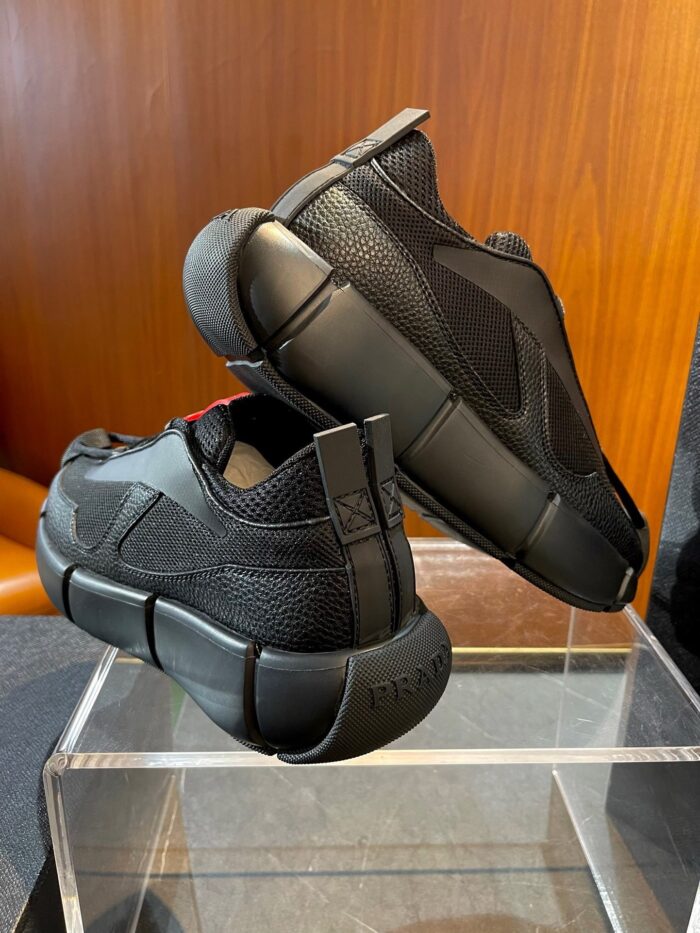 Sneakers nere sportive moderne su stand di vetro, design minimalista e dettagli eleganti.