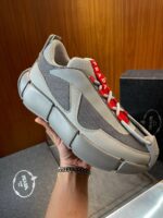 Sneaker moderna con suola robusta e dettagli colorati, perfetta per stile e comfort casuale.