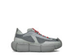 Sneaker futuristica grigia con dettagli rocciosi e accenti rossi, stile sportivo e design moderno.