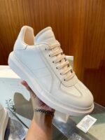 Sneaker bianca minimalista da uomo, stile casual e moderno, con suola comoda e design elegante.