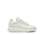 Sneaker bianca minimalista in pelle con suola imbottita e design elegante e versatile.