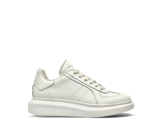 Sneaker bianca minimalista in pelle con suola imbottita e design elegante e versatile.
