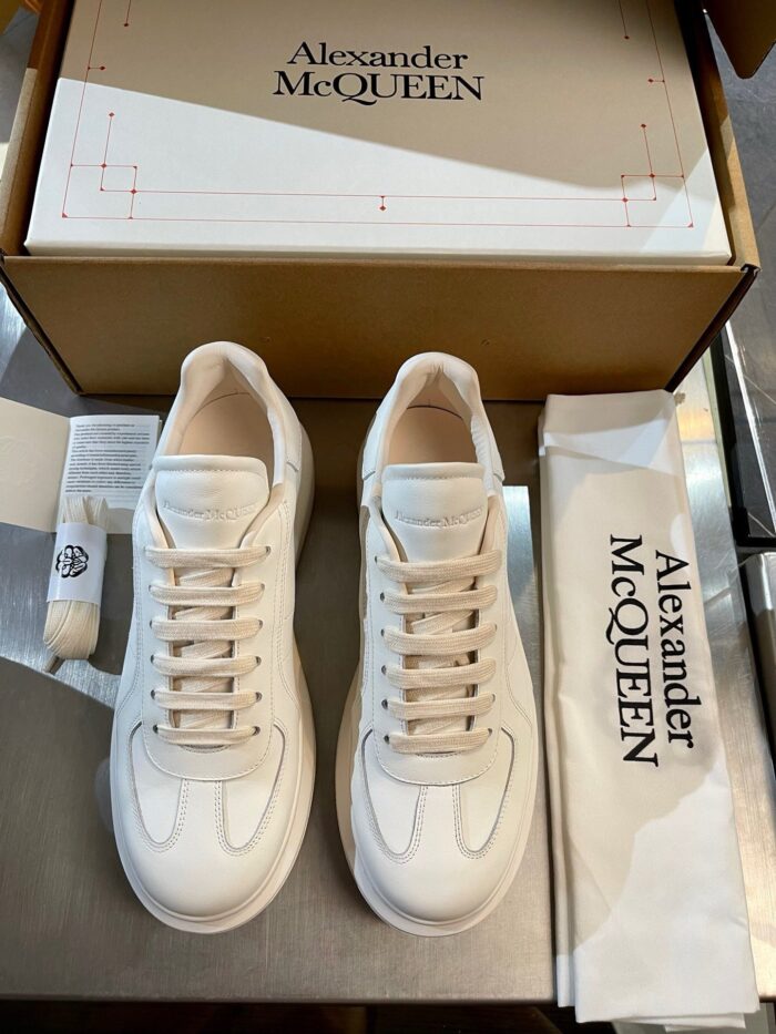 Sneakers Alexander McQueen crema, eleganti e di lusso, con scatola e accessori raffinati.