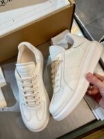 Sneakers bianche minimaliste con dettaglio beige, design elegante e comfort quotidiano.