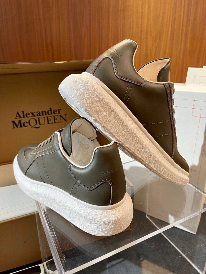 Sneakers Alexander McQueen verde oliva con suola bianca, design elegante e minimalista.