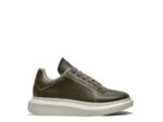 Sneakers in pelle verde con suola chunky, stile minimal e comfort moderno.