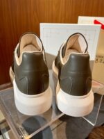 Scarpe sneakers eleganti verde oliva con suola bianca, design moderno e materiali di alta qualità.