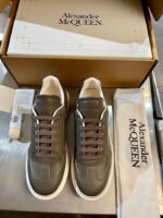 Sneakers di lusso Alexander McQueen in grigio e marrone, stile moderno e alta qualità.