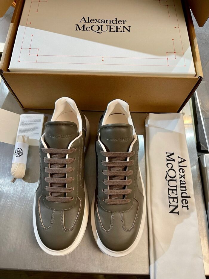 Sneakers di lusso Alexander McQueen in grigio e marrone, stile moderno e alta qualità.